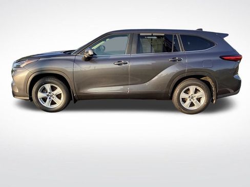 Used 2023 Toyota Highlander LE FWD image 17
