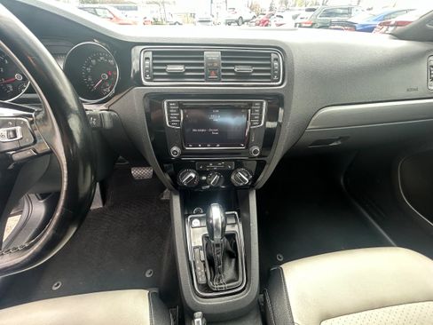 Used 2016 Volkswagen Jetta Sport w/ Lighting Package FWD image 9