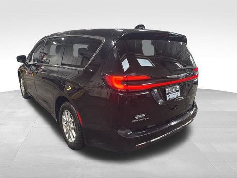 Used 2024 Chrysler Pacifica Touring-L image 4
