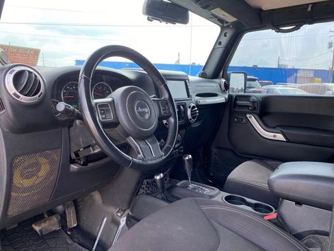 Used 2013 Jeep Wrangler Unlimited Sahara w/ Dual Top Group AWD/4WD image 9