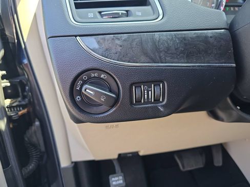 Used 2011 Chrysler Town & Country Touring FWD image 18