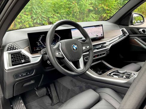 Used 2025 BMW X5 xDrive40i w/ Parking Assistance Package AWD/4WD image 17