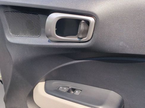 Used 2025 Hyundai Venue SEL FWD image 34