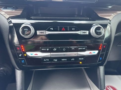 Used 2023 Ford Explorer Limited image 23