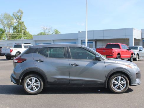 Used 2021 Nissan Kicks S image 11