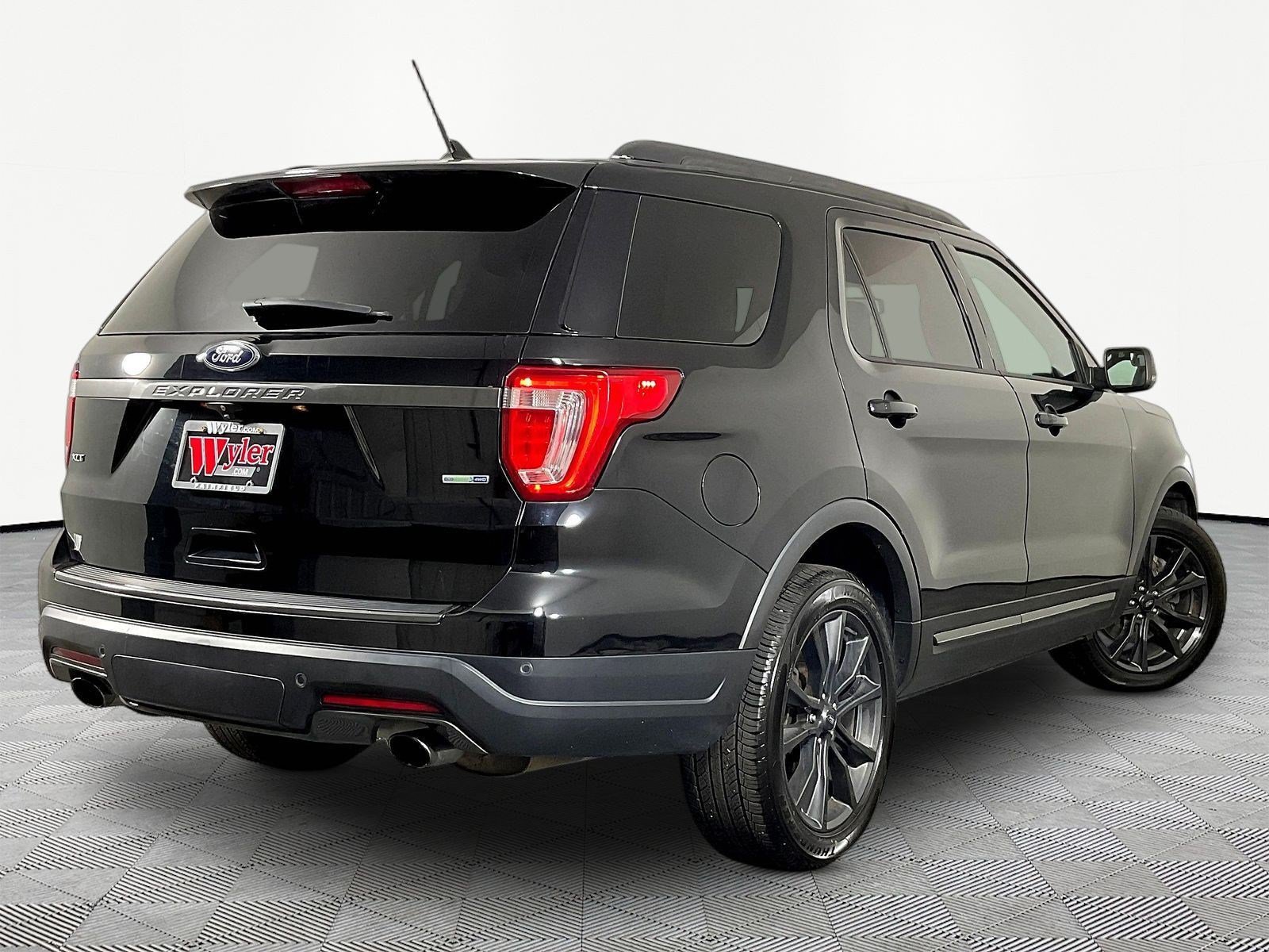 Used 2018 Ford Explorer XLT w/ Equipment Group 202A AWD/4WD image 6