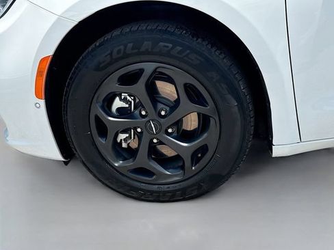 Used 2024 Chrysler Pacifica Limited FWD image 43