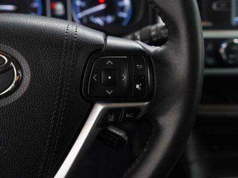 Used 2017 Toyota Highlander XLE image 25