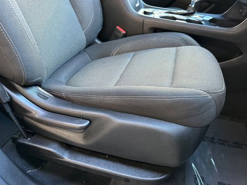 Used 2023 Chevrolet Traverse LT image 24