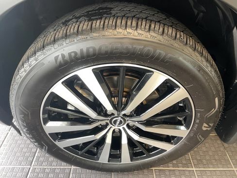 Used 2025 Nissan Pathfinder Platinum image 6