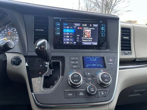 Used 2017 Toyota Sienna XLE Premium image 15