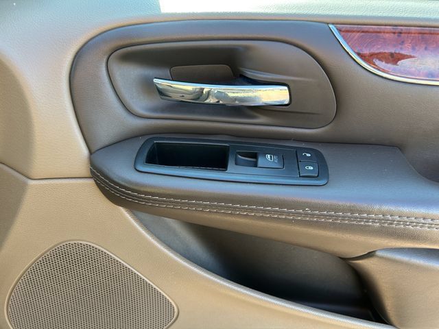 Used 2015 Chrysler Town & Country Touring-L w/ Driver Convenience Group FWD image 22