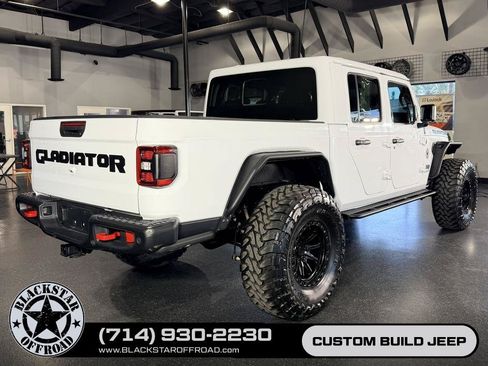 Used 2024 Jeep Gladiator Rubicon AWD/4WD image 17