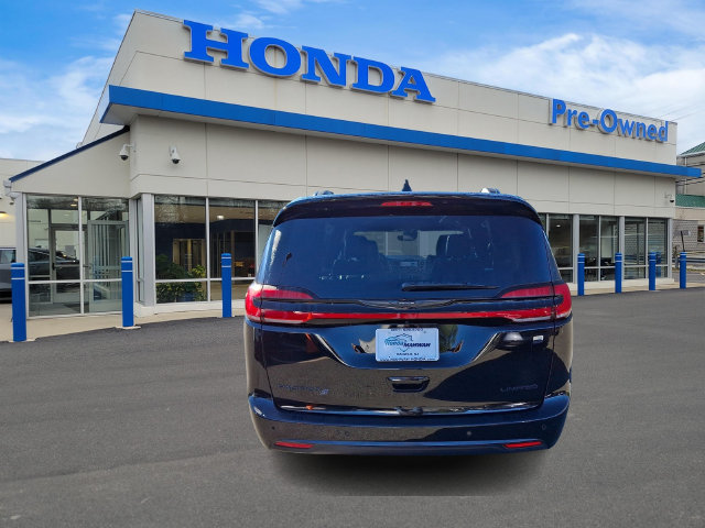 Used 2025 Chrysler Pacifica Limited FWD image 5