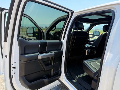 Used 2018 Ford F150 Platinum w/ Equipment Group 701A Luxury AWD/4WD image 32