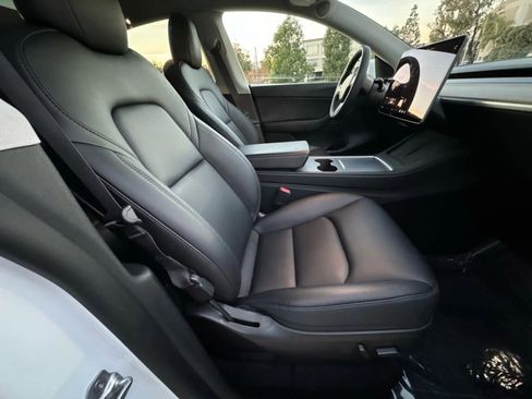 Used 2023 Tesla Model Y Performance image 14