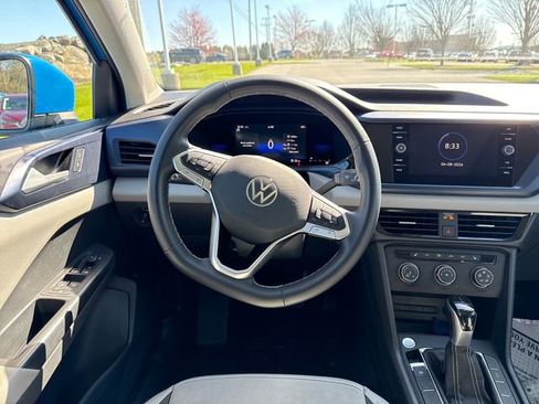 Used 2022 Volkswagen Taos SE w/ Panoramic Sunroof Package image 19