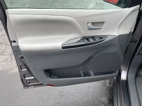 Used 2015 Toyota Sienna LE image 11