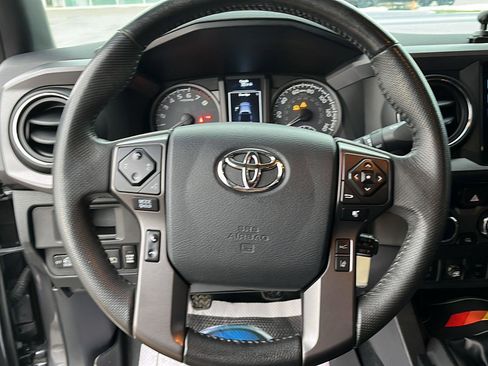 Used 2018 Toyota Tacoma TRD Sport image 12