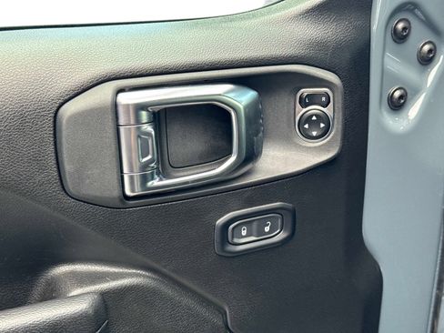 Used 2025 Jeep Wrangler Unlimited Rubicon 4xe image 18