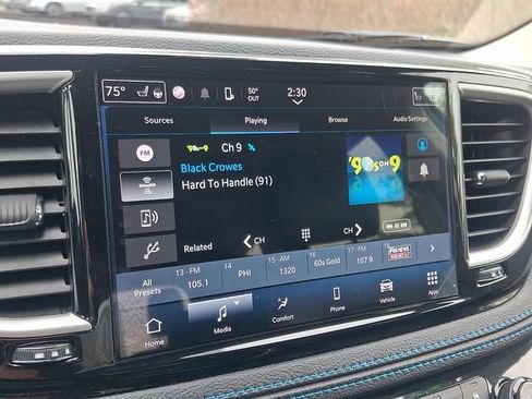 Used 2021 Chrysler Pacifica Touring-L image 17