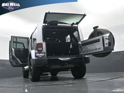 Used 2017 Jeep Wrangler Unlimited Sahara image 30