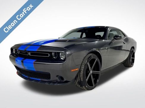 Used 2018 Dodge Challenger SXT image 1