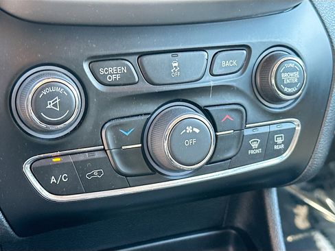 Used 2017 Jeep Cherokee Latitude image 16