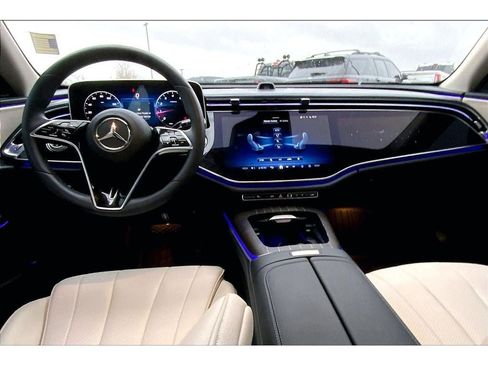 Used 2025 Mercedes-Benz E 350 4MATIC Sedan image 16