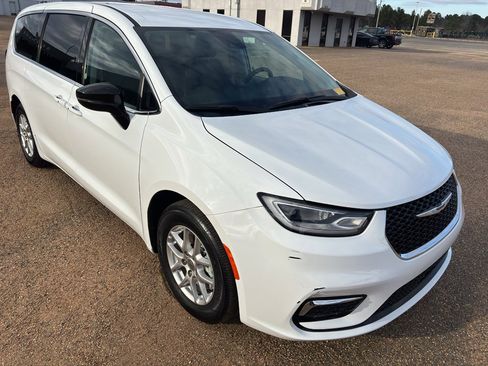 Used 2024 Chrysler Pacifica Touring-L image 7