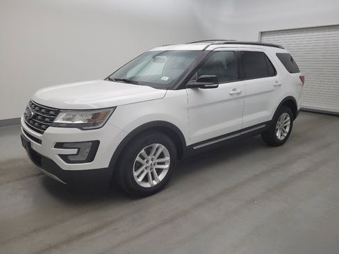 Used 2016 Ford Explorer XLT w/ Equipment Group 202A FWD image 2