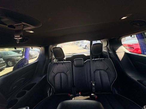 Used 2018 Chrysler Pacifica Limited FWD image 35
