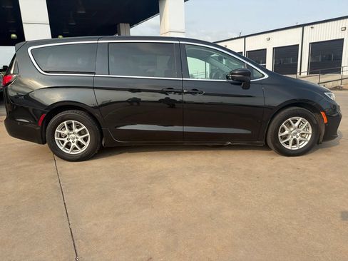 Used 2023 Chrysler Pacifica Touring-L FWD image 2