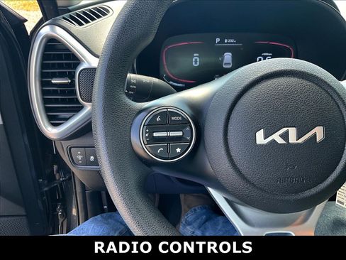 Used 2025 Kia Soul LX w/ LX Technology Package FWD image 5