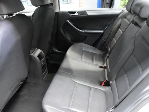 Used 2017 Volkswagen Jetta SE image 32