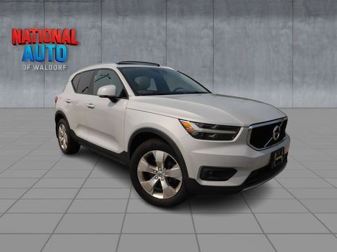 Used 2021 Volvo XC40 T4 Momentum FWD image 1