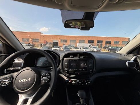 Used 2025 Kia Soul LX w/ LX Technology Package FWD image 31