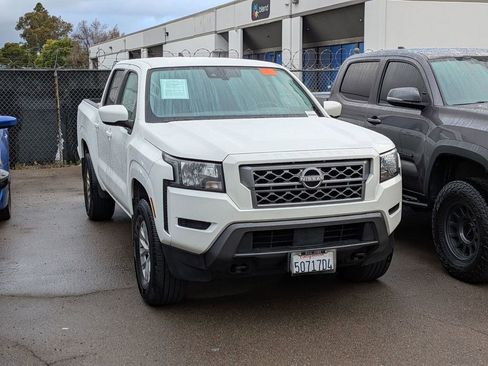 Used 2024 Nissan Frontier SV w/ Technology Package AWD/4WD image 2