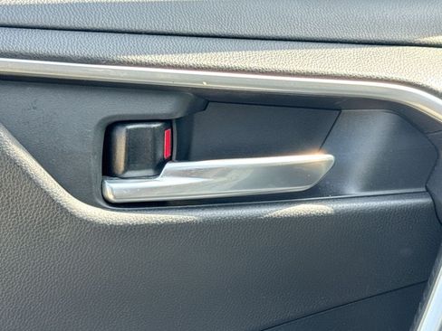 Used 2019 Toyota RAV4 XLE w/ Convenience Package FWD image 13