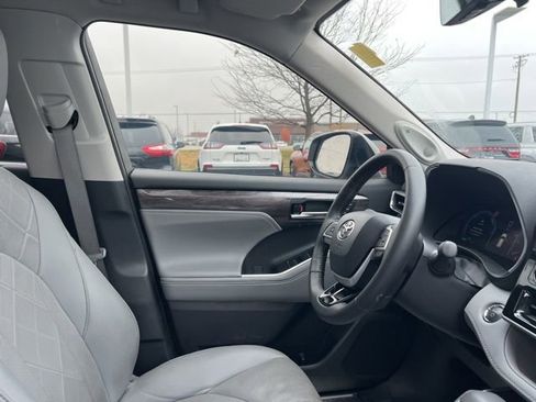 Used 2023 Toyota Highlander Platinum image 40