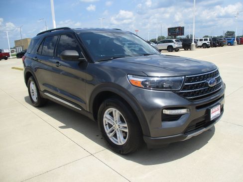 Used 2020 Ford Explorer XLT w/ Equipment Group 202A AWD/4WD image 7
