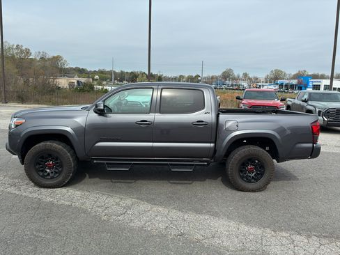 Used 2022 Toyota Tacoma SR5 w/ Technology Package image 4