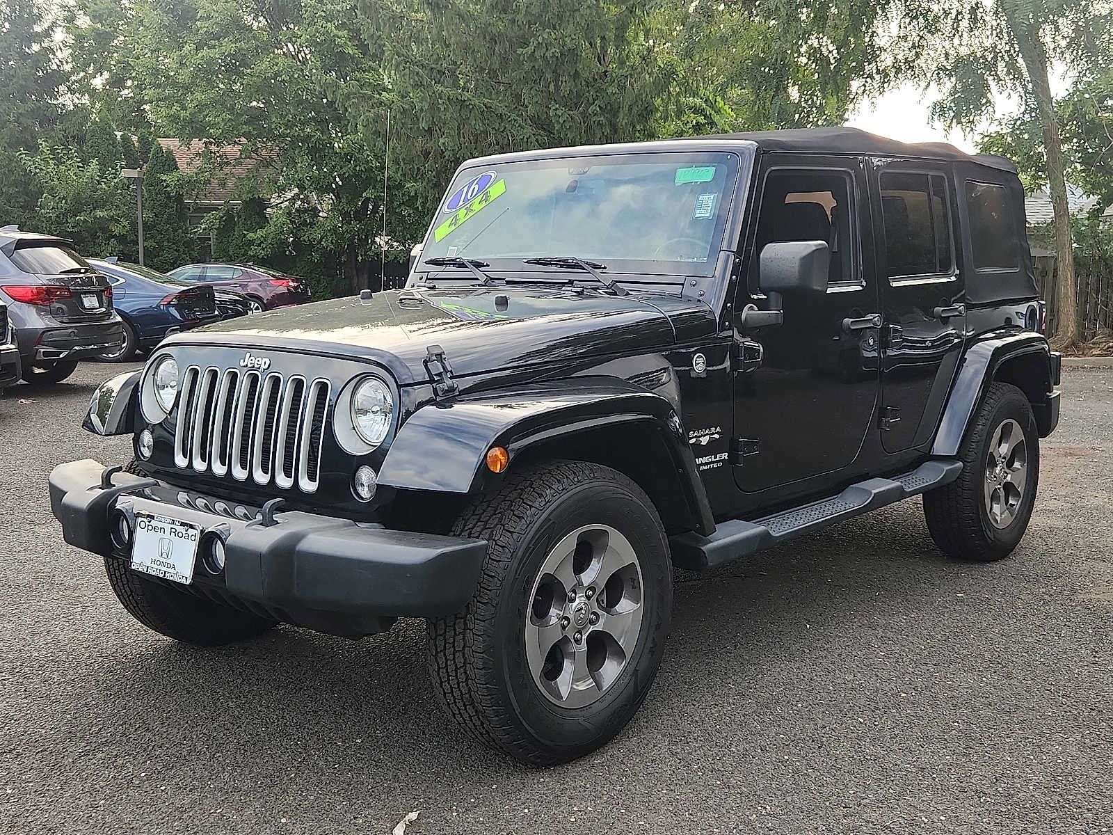 Used 2016 Jeep Wrangler Unlimited Sahara w/ Dual Top Group AWD/4WD image 3