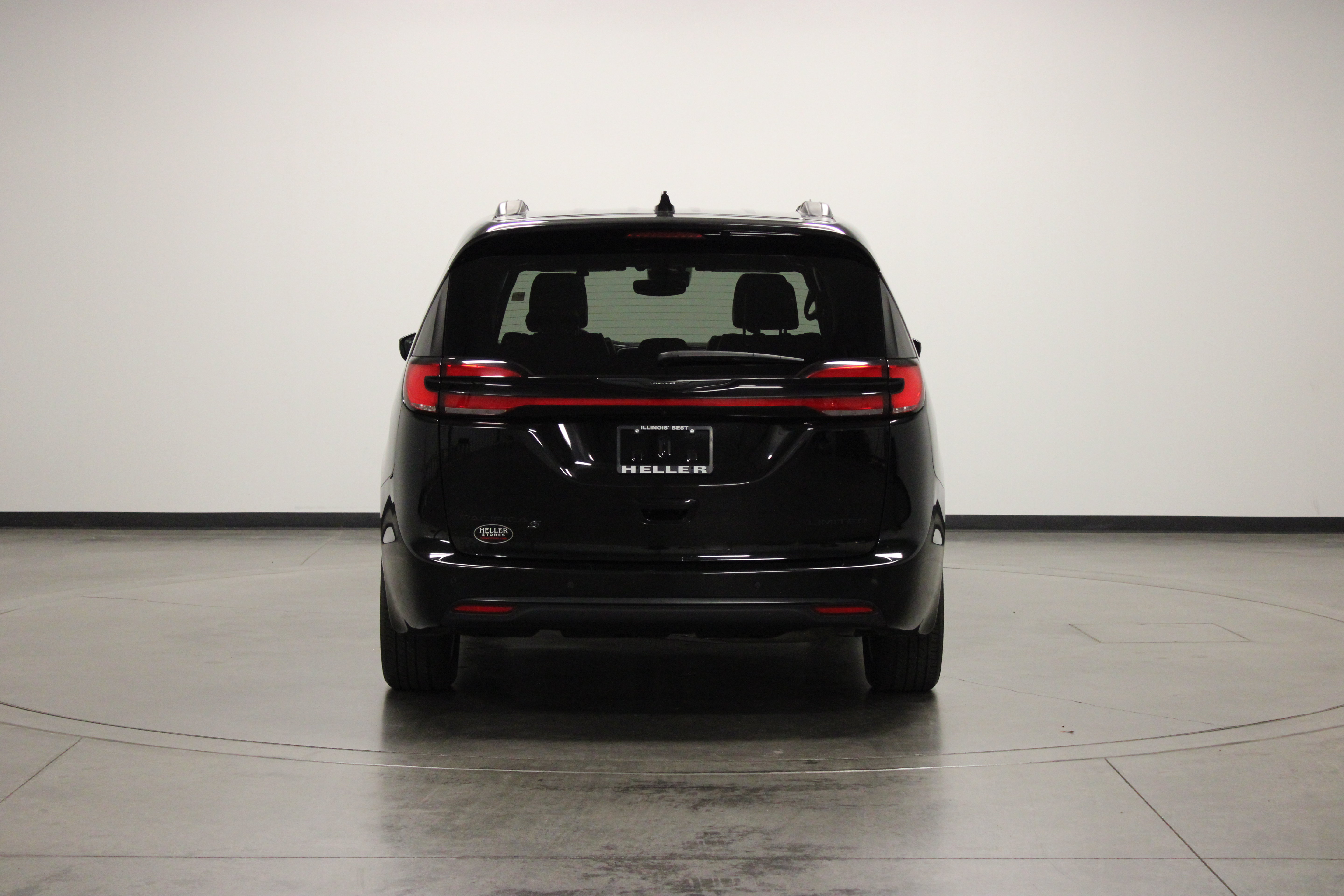 Used 2025 Chrysler Pacifica Limited FWD image 7