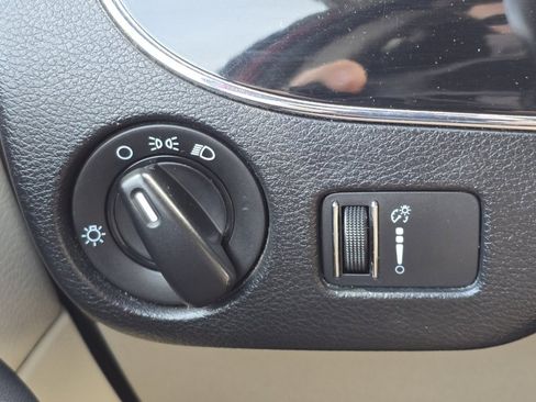 Used 2016 Dodge Grand Caravan SE image 25