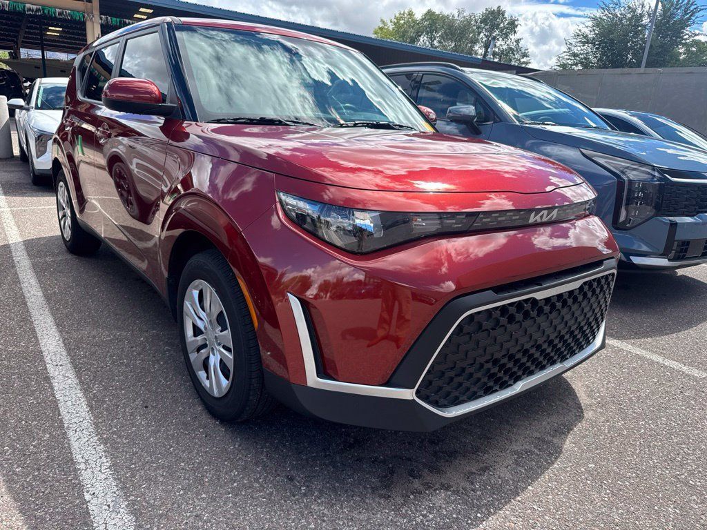 Used 2025 Kia Soul LX FWD image 3