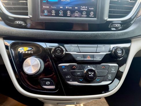 Used 2021 Chrysler Voyager Lxi FWD image 76