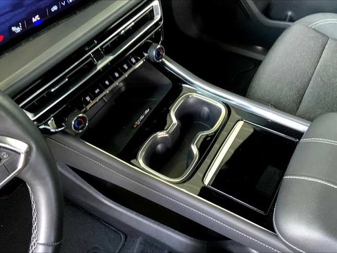 Used 2024 Chevrolet Traverse LT image 29