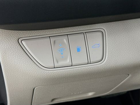 Used 2022 Genesis G70 2.0T image 17