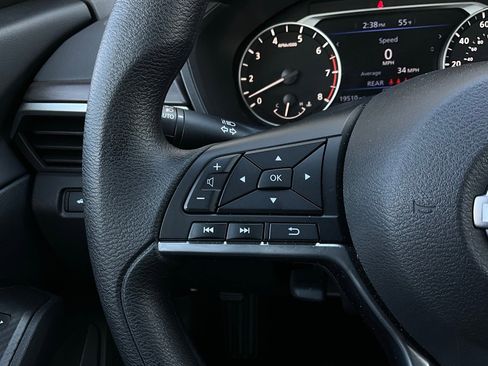 Used 2025 Nissan Altima 2.5 SV image 32